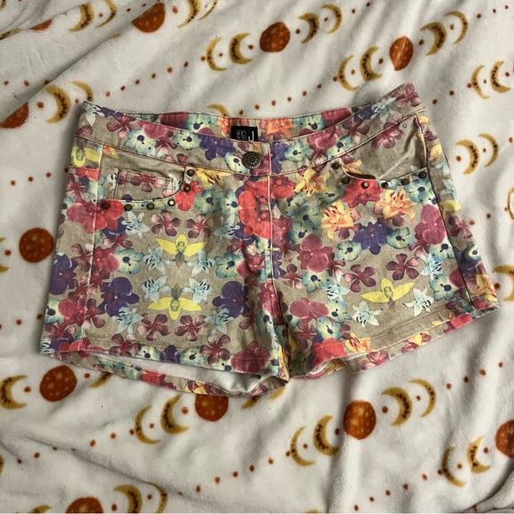 Floral Jean shorts - Picture 1 of 6